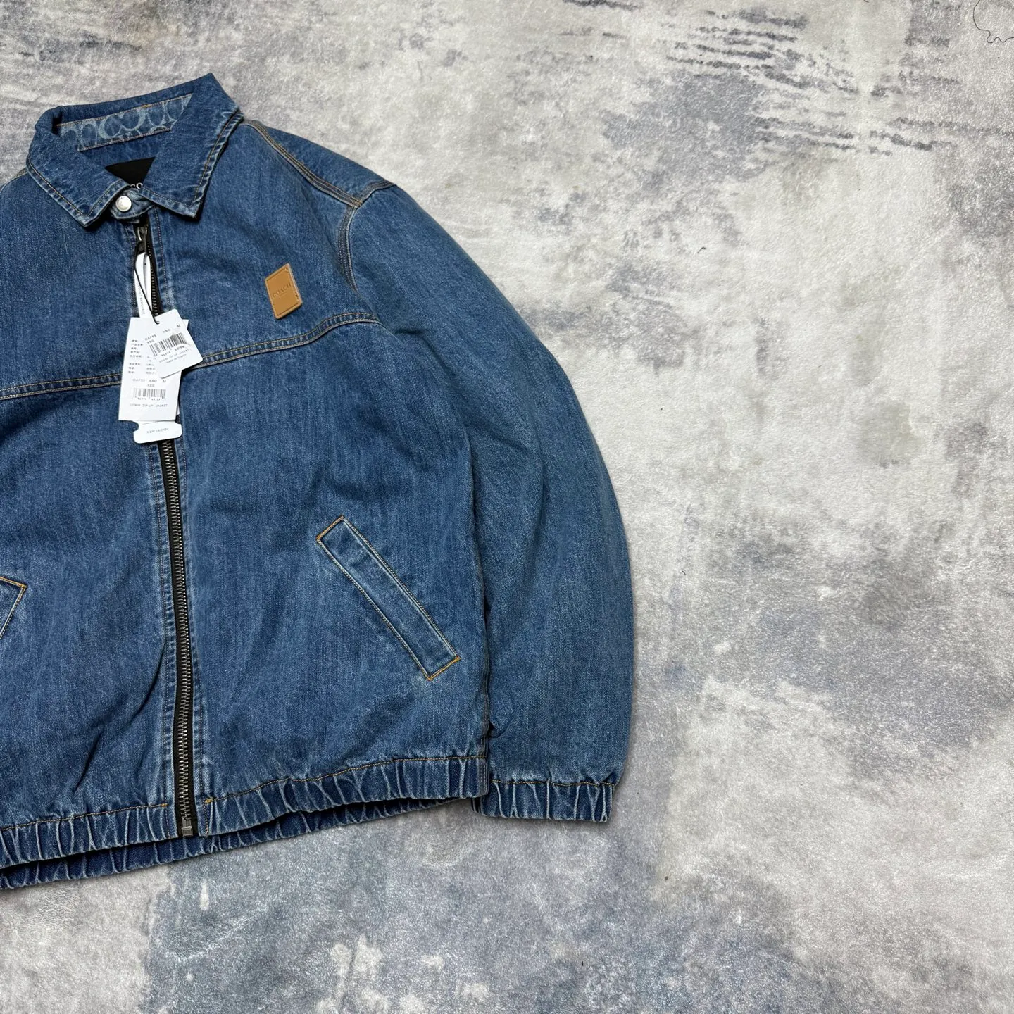 Available for new shipment in early spring! COH men's American Retro workwear Detroit washed distressed denim lapel cotton splicing zipper jacket, very Retro Blue denim, denim will never go out of style. The upper body of various experts shows how handsome he is. This style is very casual yet a bit gentlemanly. It is not so ostentatious, but the upper body makes the whole person look tall and elegant. That is, you only need to wear this coat. You don’t have to think about the overall matching, it’s casual and fashionable to wear casually. This can be worn by both men and women, and the fit is very correct. Shipped by a trading company and produced on a large assembly line, the quality is absolutely superb. The overall wiring is smooth and neat, and the inner lining is made of pure cotton, which is breathable and comfortable and has excellent skin fit. It's definitely the quality that goes in and out of the mall. The whole set of hardware is made by Koujia with logo letters. The texture of ancient silver matches the whole dress very well. The Genuine Leather leather label on the front chest is beautifully embellished. Really high quality. The shopkeeper’s own money. 🤗🤗🤗 Color: Washed Retro denim blue Size: M-XXL (equivalent to M-XXL) Fabric: Denim (Composition: Cotton) M size: Length 68CM Bust 118CM Shoulder width 53CM Sleeve length 62CM (Reference height 165-170CM Weight 110-130 catties) L size: Length: 70CM Bust 122CM Shoulder width 54CM, sleeve length 63CM (reference height 170-175CM, weight 130-150 catties) XL code: length: 72cm, bust: 126cm shoulder width: 55cm, sleeve length: 64cm (reference height 175-180CM, weight 145-165 catties) XXL code: length: 74cm, bust: 130cm, shoulder width: 56cm Sleeve length: 65cm (reference height 180-185CM, weight 165-185 catties)